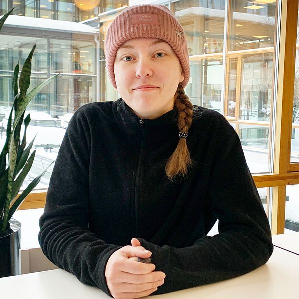 Student Emma Johansson sitter vid ett skrivbord på universitetet i Västerås.