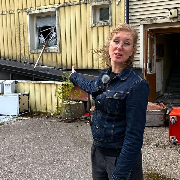 Elin Hector framför ödehusen i Ställdalen i Ljusnarsbergs kommun