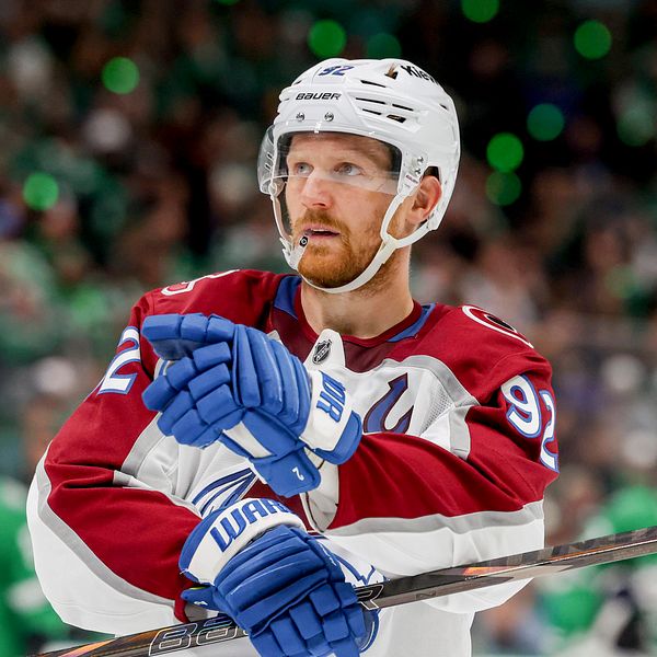 Hockeyspelare i Colorado Avalanches tröja står på isen under en match.