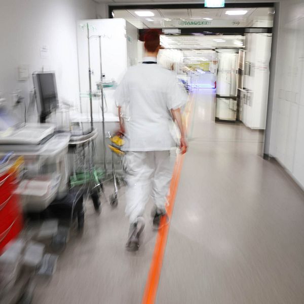 vårdpersonal går i korridor på sjukhus