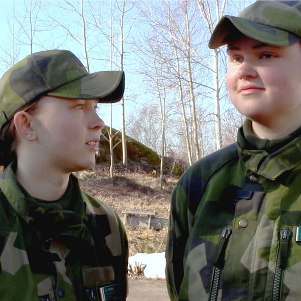 Två kvinnor i militärkläder.