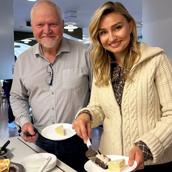 Ebba Busch och Roland Sjögren serverar mat i Lycksele
