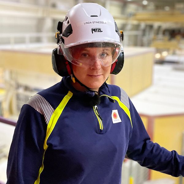 Brukschefen Linda Stinessen i fabriksmiljö på Stora Enso i Fors.