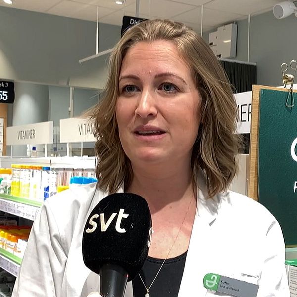 Apotekare Sofia Caro står framför hyllor med allergimedicin på ett apotek i Västerås.