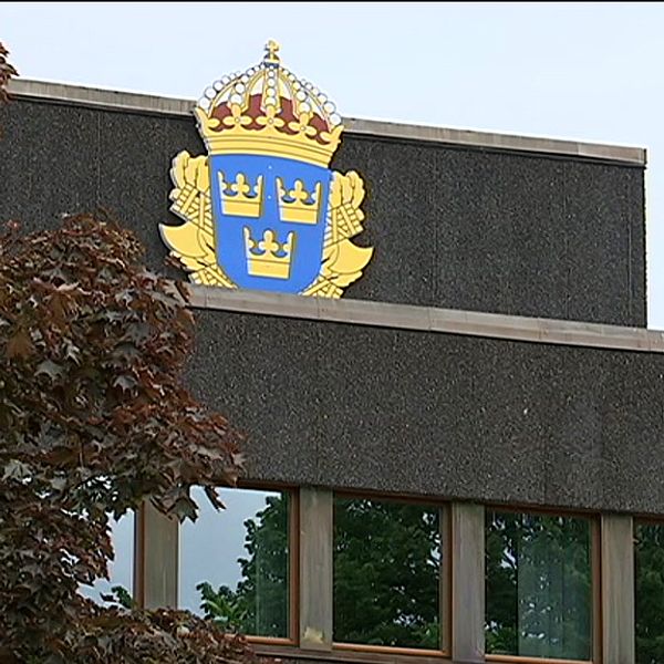 polishuset i Falun. Polislogga på vägg.