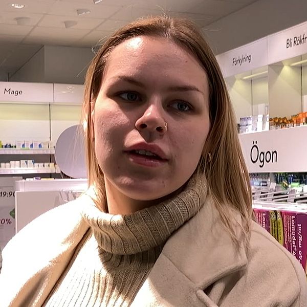 Pollenallergiker Felicia Nordkvist står framför allergimedicin på Apoteket i Västerås.