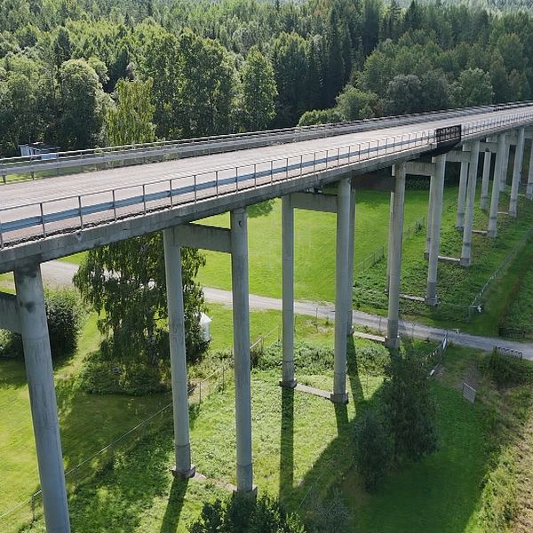 Gålåbron i Kramfors kommun sett ur ett drönarperspektiv.