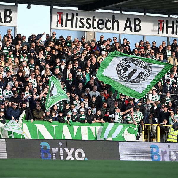 Publik på Hitachi Energy Arena i Västerås under match mellan