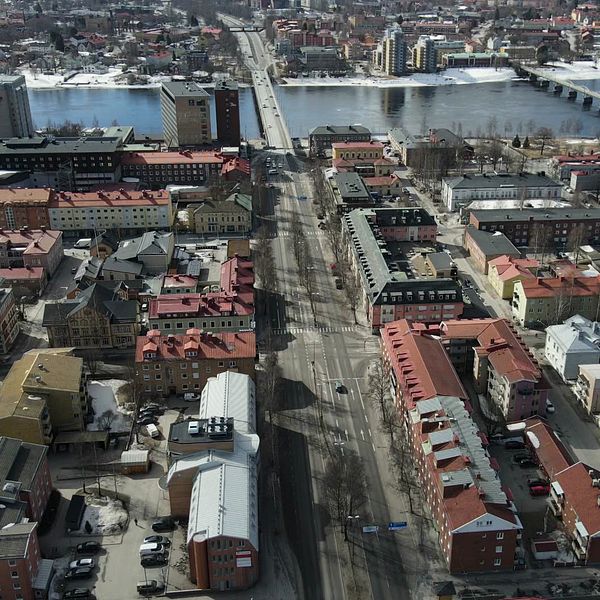 Vy över centrala Umeå med Västra Esplanaden och Tegsbron.