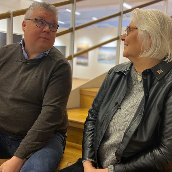 Två personer sitter i en trappa på Sandgrund i Karlstad