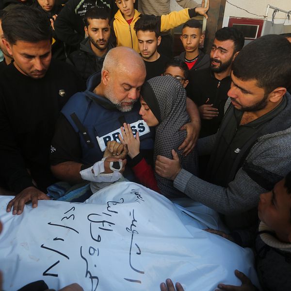 Journalisten Wael Dahdouh intill sina döda son Hamza, som också jobbade för Al Jazeera och dog i en flygattack i Rafah den sjunde januari.