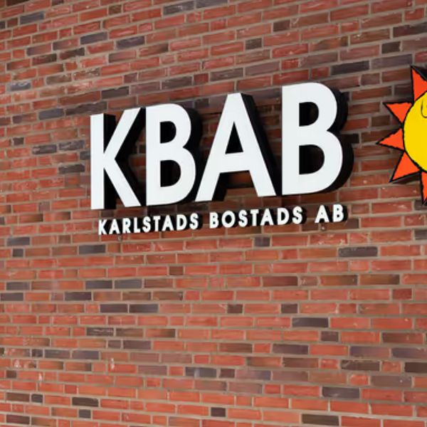 fasad med KBAB-skylt