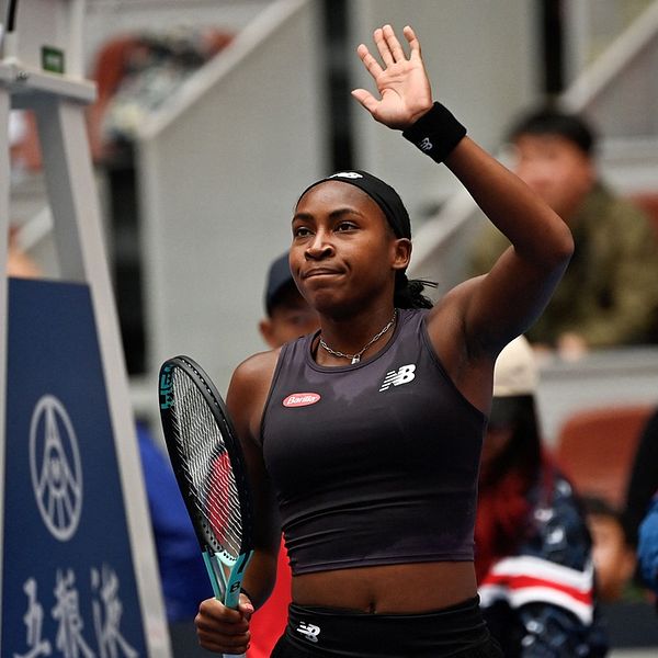 Coco Gauff tackar fansen i Peking efter dagens vinst.