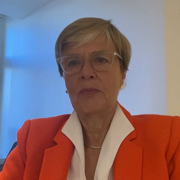 Astrid Thors oranssissa bleiserissä videohaastattelussa.