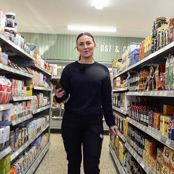 Ellen Löfqvist går i den obemannade livsmedelsbutiken på Tjörn