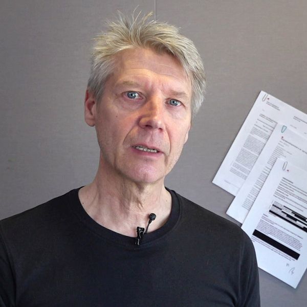 SVT-reportern Hans Sternlund framför dokument om byggbolagens ansvar.
