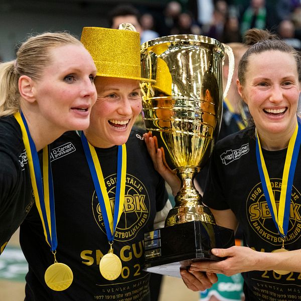 Louice Halvarsson, Elin Eldebrink och Frida Eldebrink firar SM-guldet i basket.