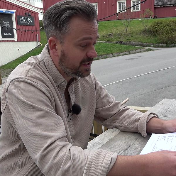 Philip Hafstad läser en faktura utanför sin restaurang i Åre