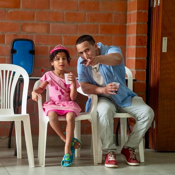 Jon-Henrik Fjällgren tillsammans med ett barn på ett barnhem i Colombia.