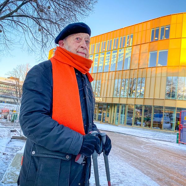 Gunnar Lidfeldt, tidigare stadsarkitekt, framför Gävles nya kulturhus ”Agnes”.