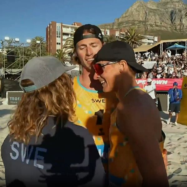 Jacob Hölting Nilsson och Elmer Andersson firar segern i beachvolley i Kapstaden.