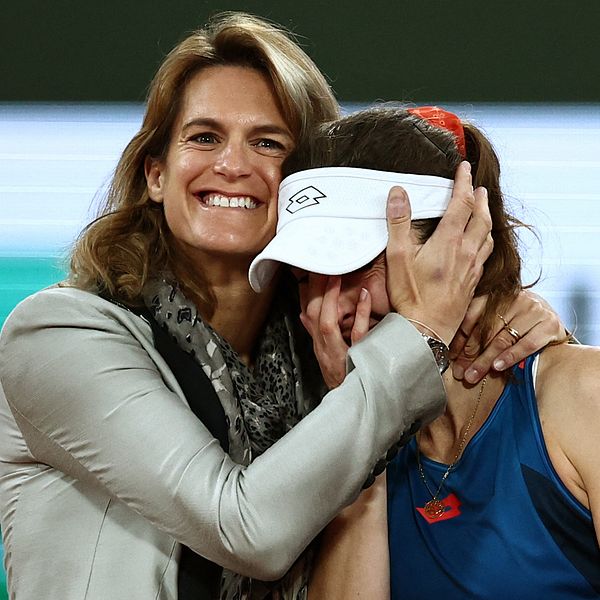 Alizé Cornet omfamnas av Amélie Mauresmo.