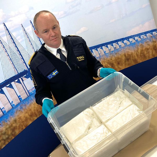 Erik Friberg visar upp 16 kilo kokain
