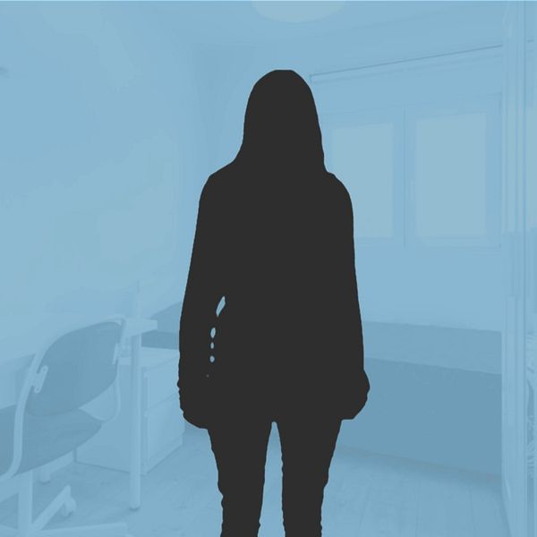 En grafikbild över en ung flicka som står i ett rum.