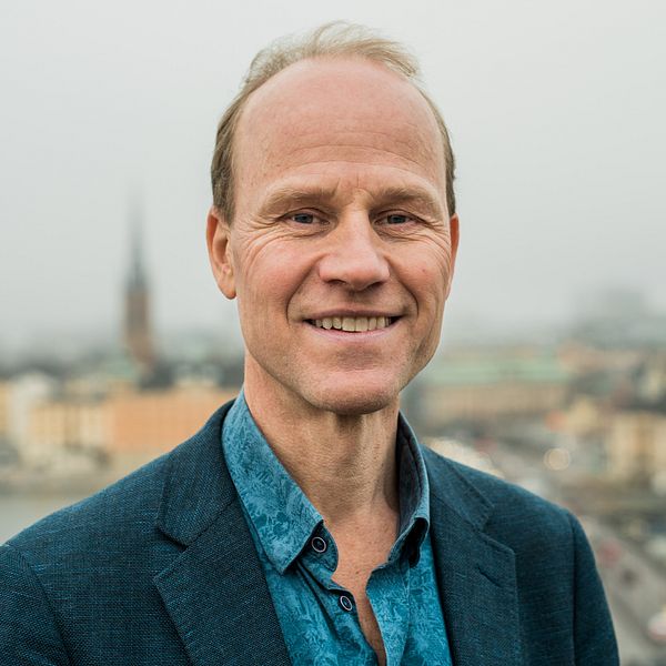 Porträttbild på miljö- och energiexperten Andreas Hagnell från SKR som står utomhus.