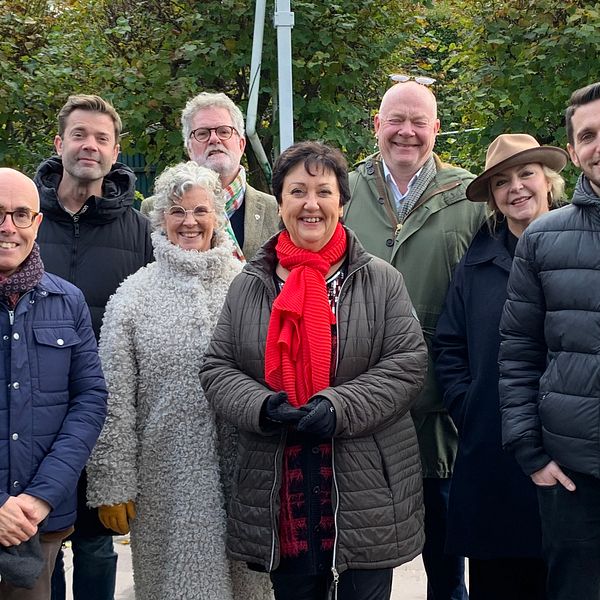 Skådespelarensemblen bakom farsen Nötter tillsammans med representanter för Helsingborg stad