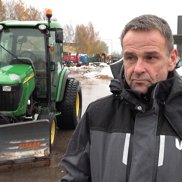En man från Kil står vid en plog och pratar om snöröjning