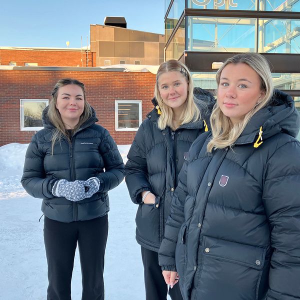 Eleverna Moa Jakobsson, Elin Nilsson och Tindra Lidström utanför Dragonskolan i Umeå