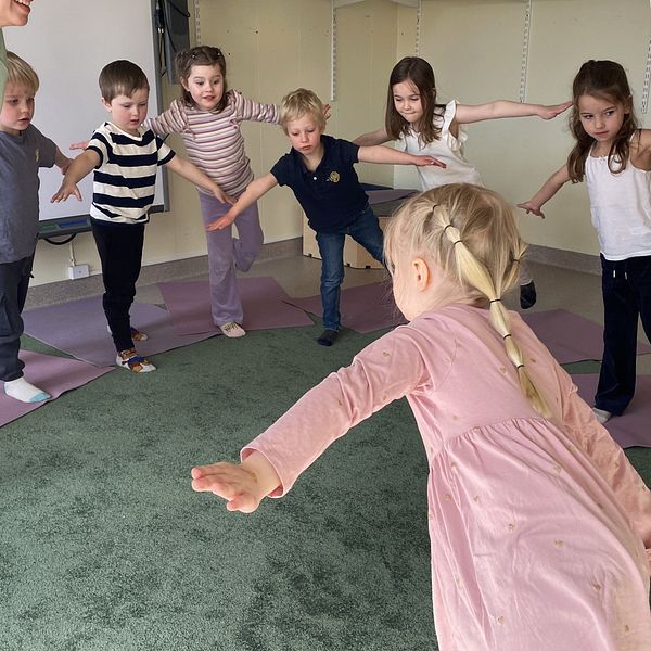 Barn på förskola under yogapass.