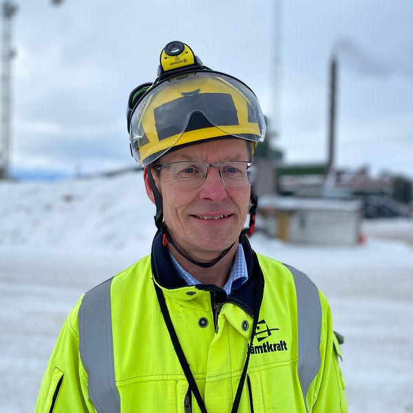 Ulf Lindkvist, värmechef på Jämtkraft står i varselkläder och hjälm vid kraftvärmeverket i Lugnvik.