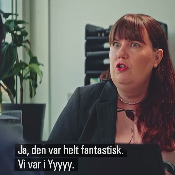 Kontorsmöte med suddig text: ”Ja, den var helt fantastisk. Vi var i Yyyy.”
