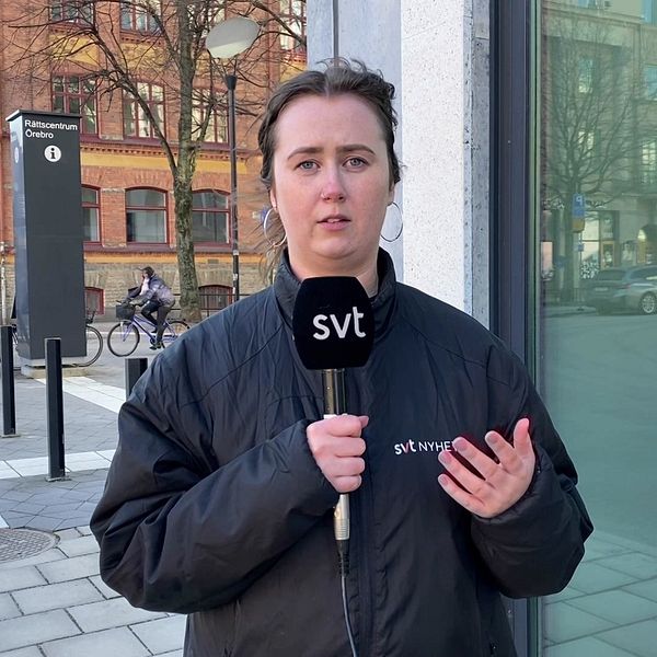SVT:s reporter Hannah Gustafsson utanför Örebro tingsrätt.