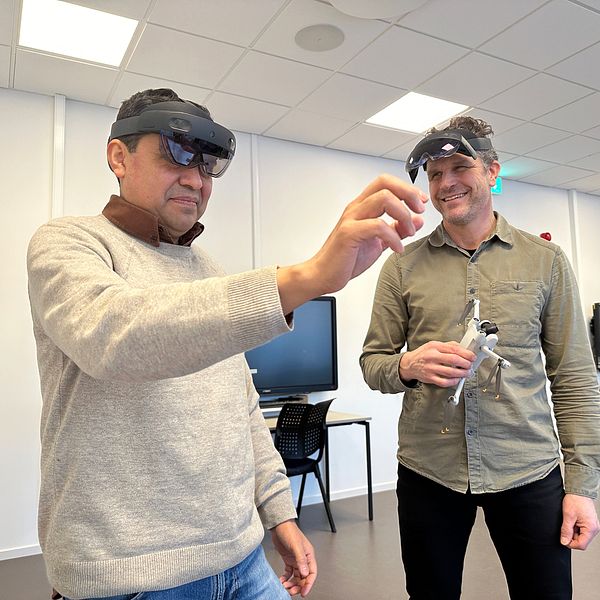 Juan Carlos Nieves Sanchez och Jonas Hansson från Umeå universitet visar hur mixed-reality-glasögon kan användas av polisen