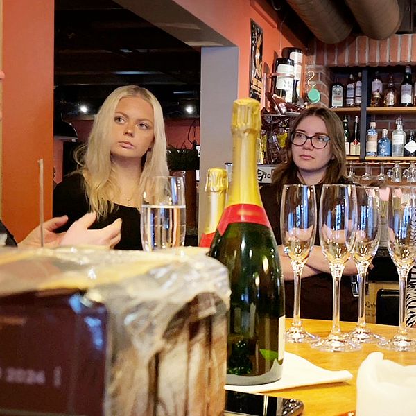 Tre unga kvinnor står vid ett bord vid tomma champagneglas. Ida och Viktoria som jobbar i Sälen tror att restaurangerna i Sälen kan locka mer folk till branschen genom mer reklam.