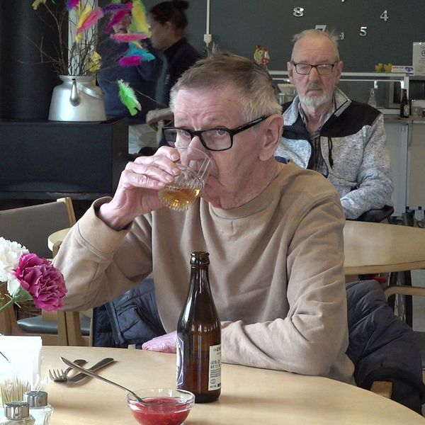 Bengt-Göran Olsson dricker ur ett glas på trygghetsboendet Backen.
