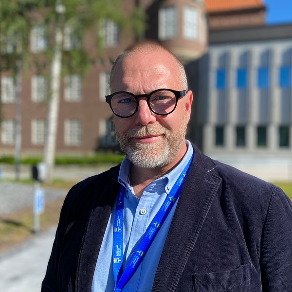 Anders Wennerberg, Kortklippt man med grått skägg och mörka runda glasögon.