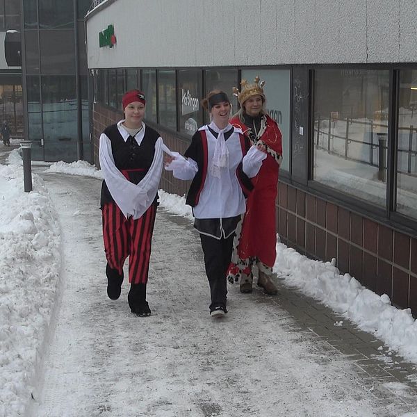 tre kvinnor går mot kameran