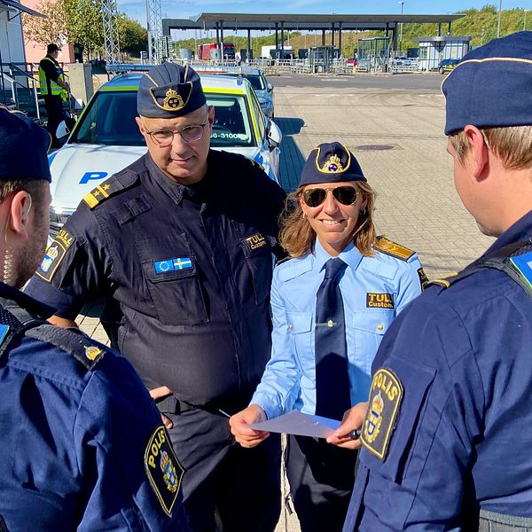 Gürsu Öncü och Ulrika Scholander i samtal med poliser vid en tullkontroll.
