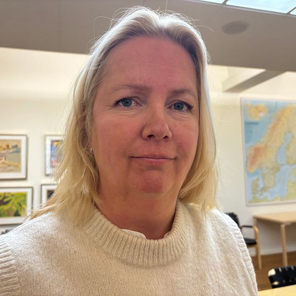 Sofie Blom Bergström står i ett konferensrum och tittar in i kameran.