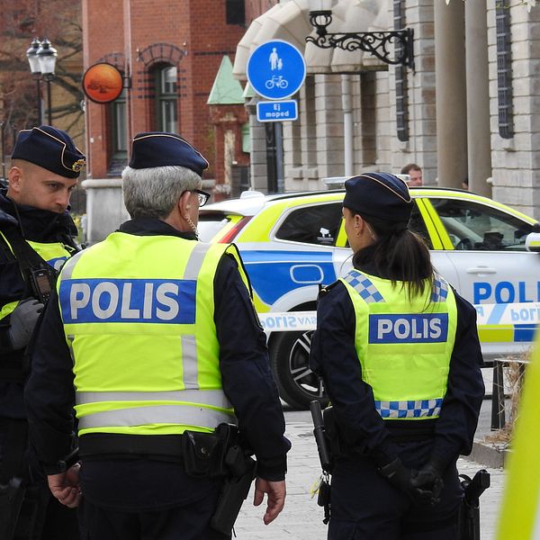 tre poliser står och pratar i centrala Nyköping efter en skjutning