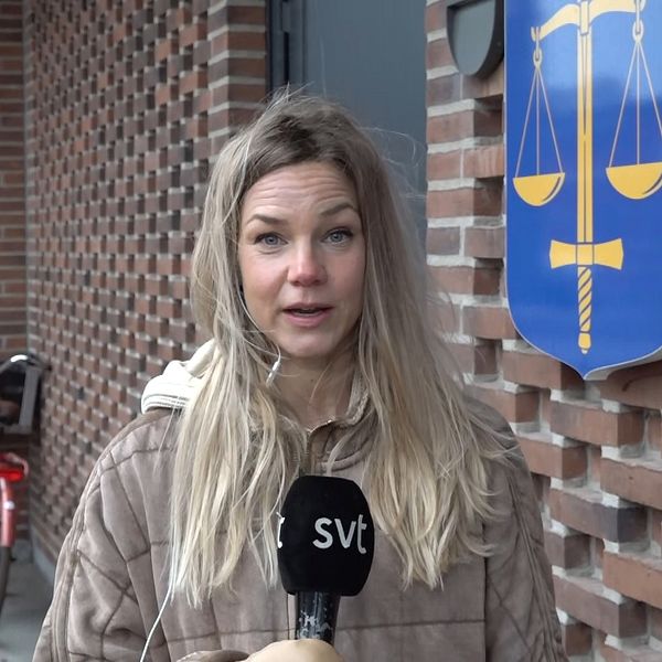 SVT:s reporter Natalie Medic utanför Malmö Tingsrätt