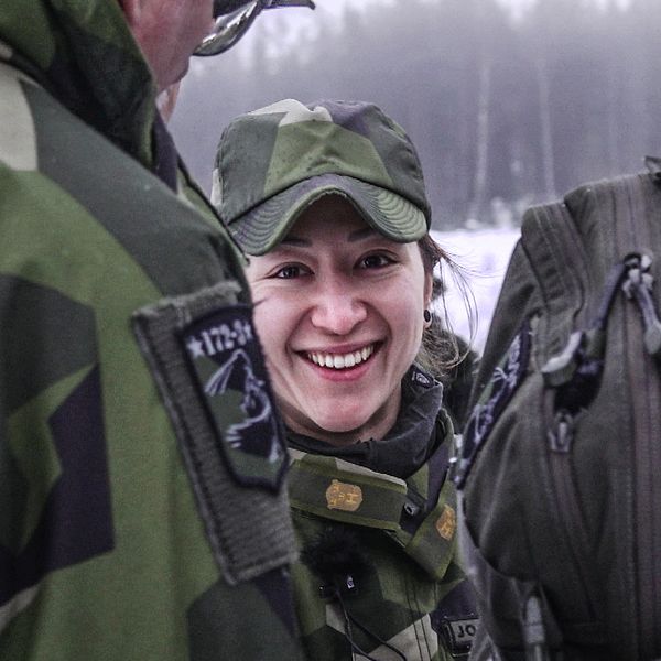 31-åriga Julia Johannesson från Leksand har satt på sig militäruniformen och är på väg ut på övning med Dalregementsgruppen.