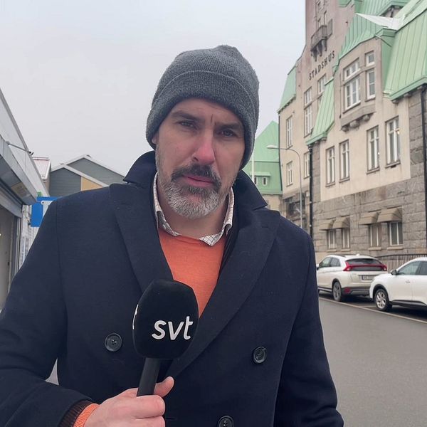 Reporter framför Strömstad kommunhus.