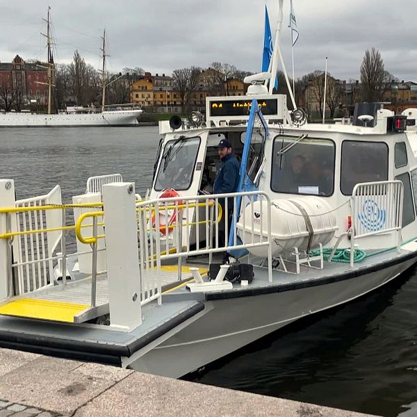 Den nya pendelbåtslinjen 84 lägger till vid Slussen.
