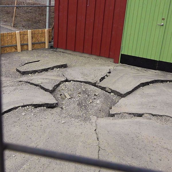 under arbete skapades en stor krater i marken på en förskola i Falun