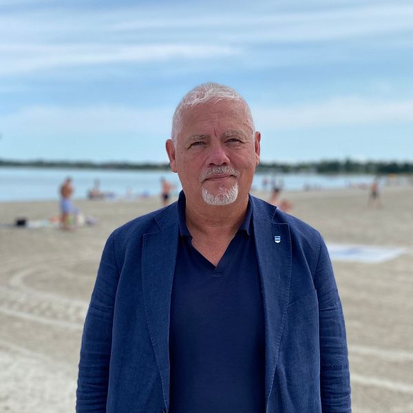 En man står vid strand